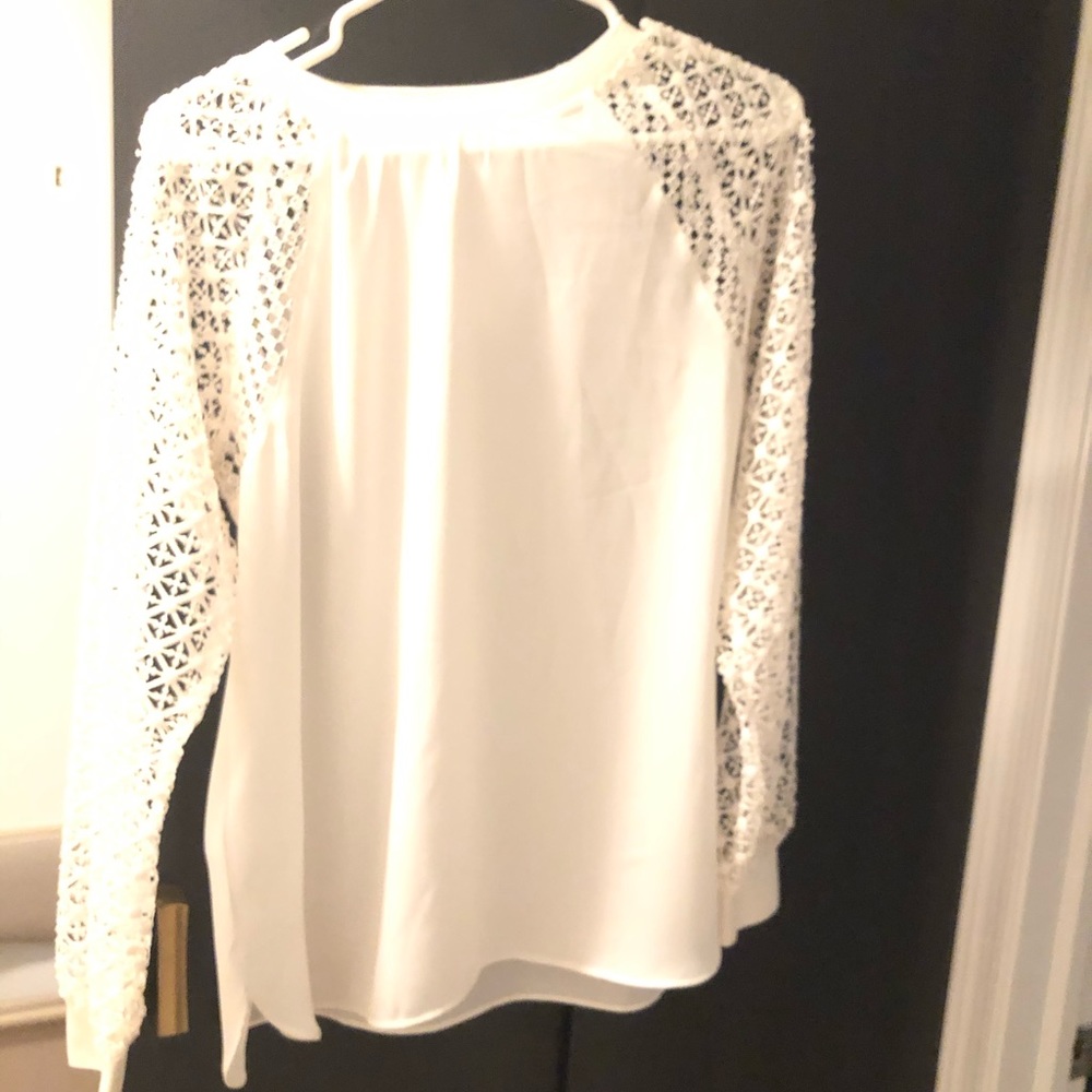 Lace sleeves blouse.